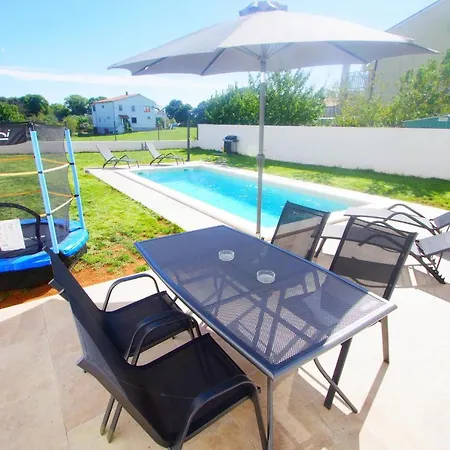 House With Private Pool In Village Hébergement de vacances *