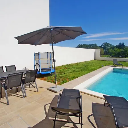 House With Private Pool In Village Hébergement de vacances *