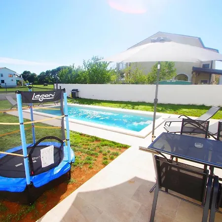 House With Private Pool In Village Hébergement de vacances *