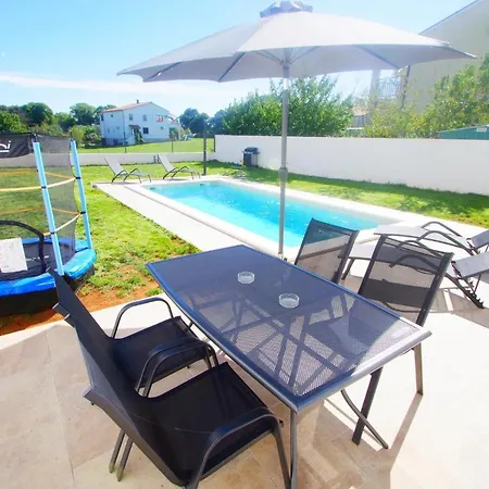 House With Private Pool In Village בית נופש *