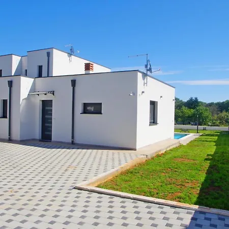 House With Private Pool In Village בית נופש