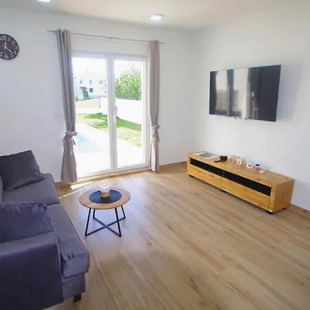 House With Private Pool In Village בית נופש Šišan